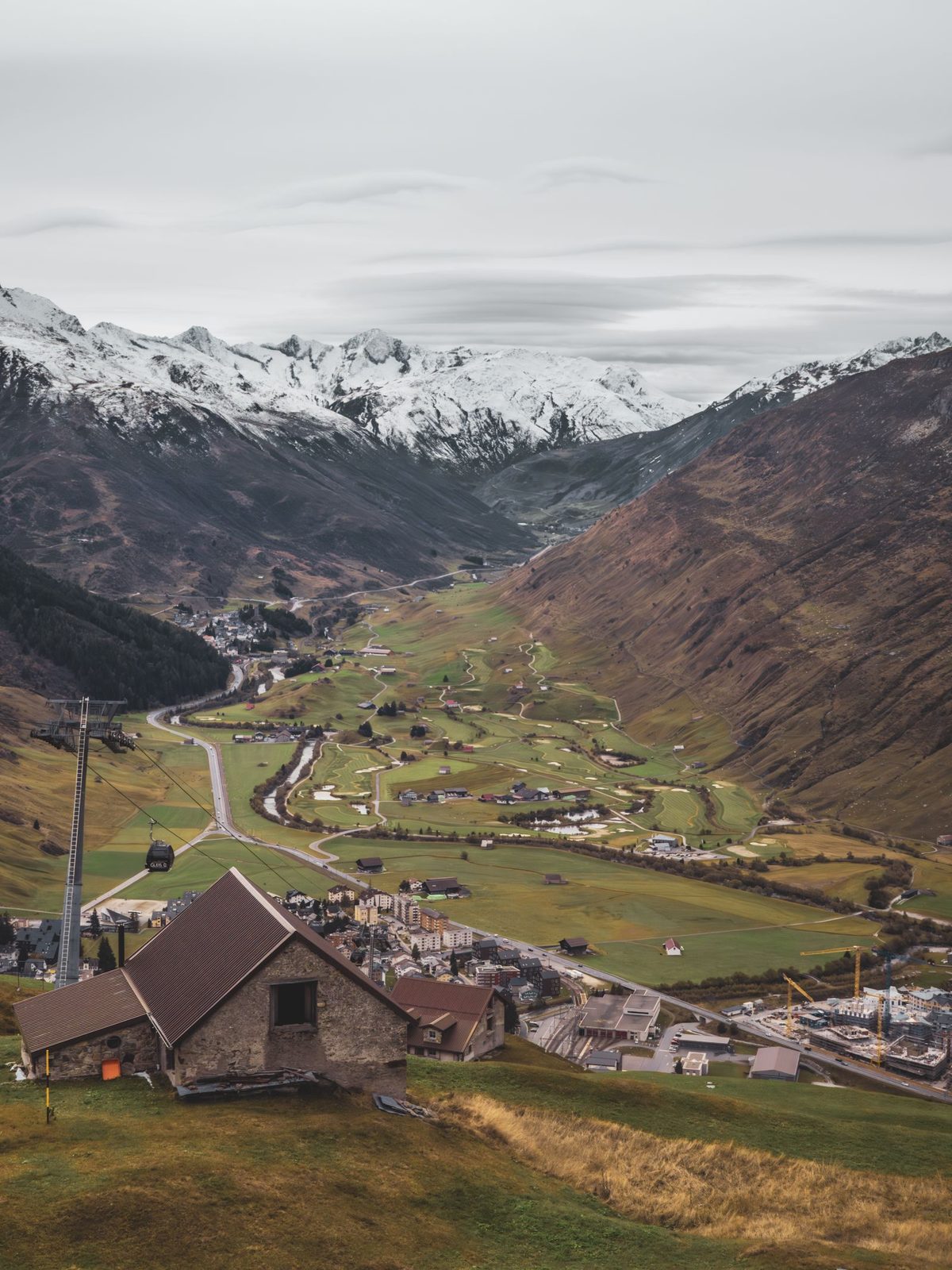 Blick über das Urserntal bei Andermatt Richtung Hospental, mit Gondel im Vordergrund