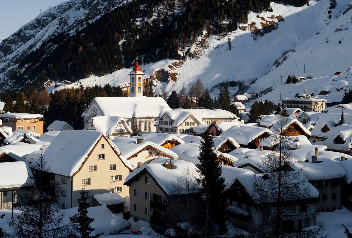Andermatt im Winter mit der Pfarrkirche St. Peter und Paul unter Schnee