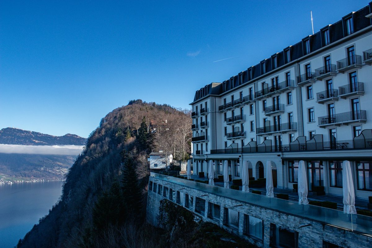 Das Palace Hotel des Bürgenstock Resorts auf der Felskante über dem Vierwaldstättersee