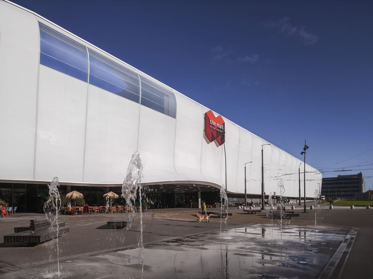 Die Mall of Switzerland in Ebikon mit Fontänen auf dem Vorplatz