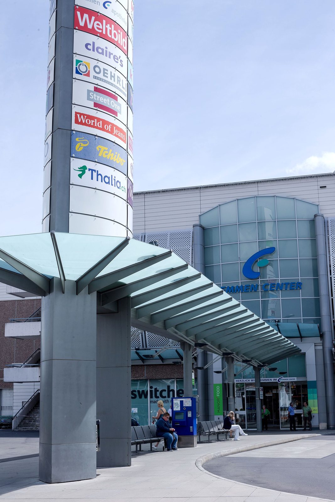 Haupteingang des Emmen Center mit Pylon und Glasdach