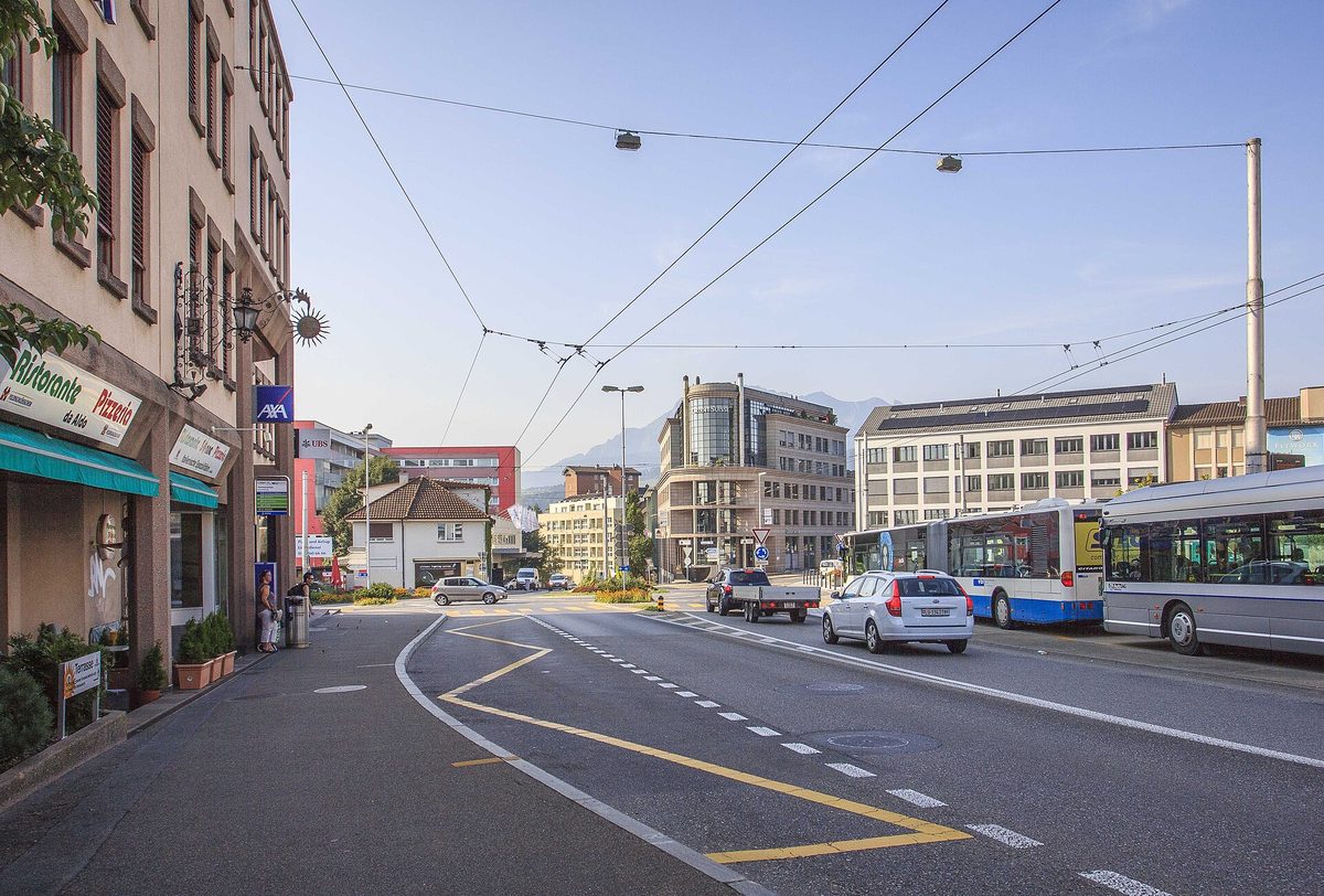 Der Sonnenplatz in Emmenbrücke mit Bussen und Kreisel