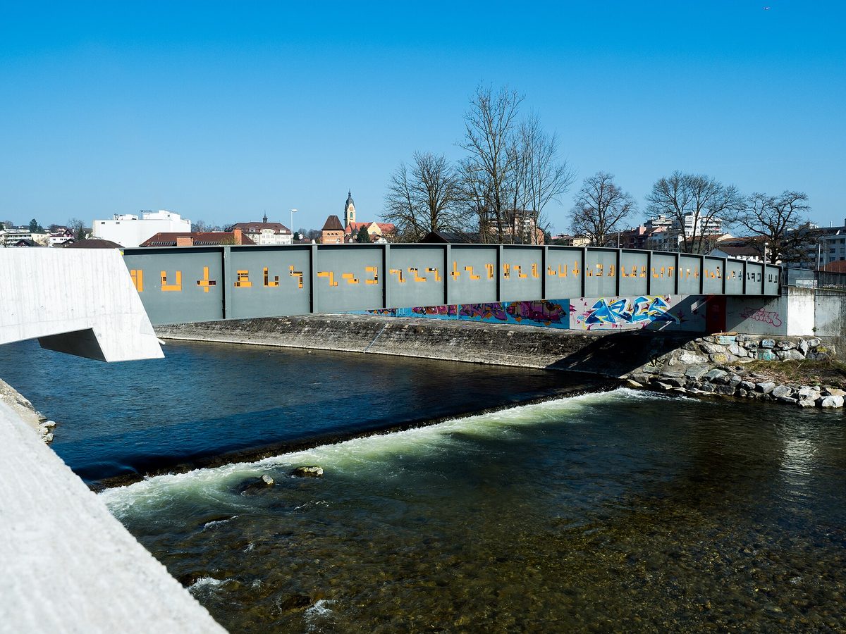 Der Viscose-Steg über die Kleine Emme in Emmenbrücke, dahinter der Ort