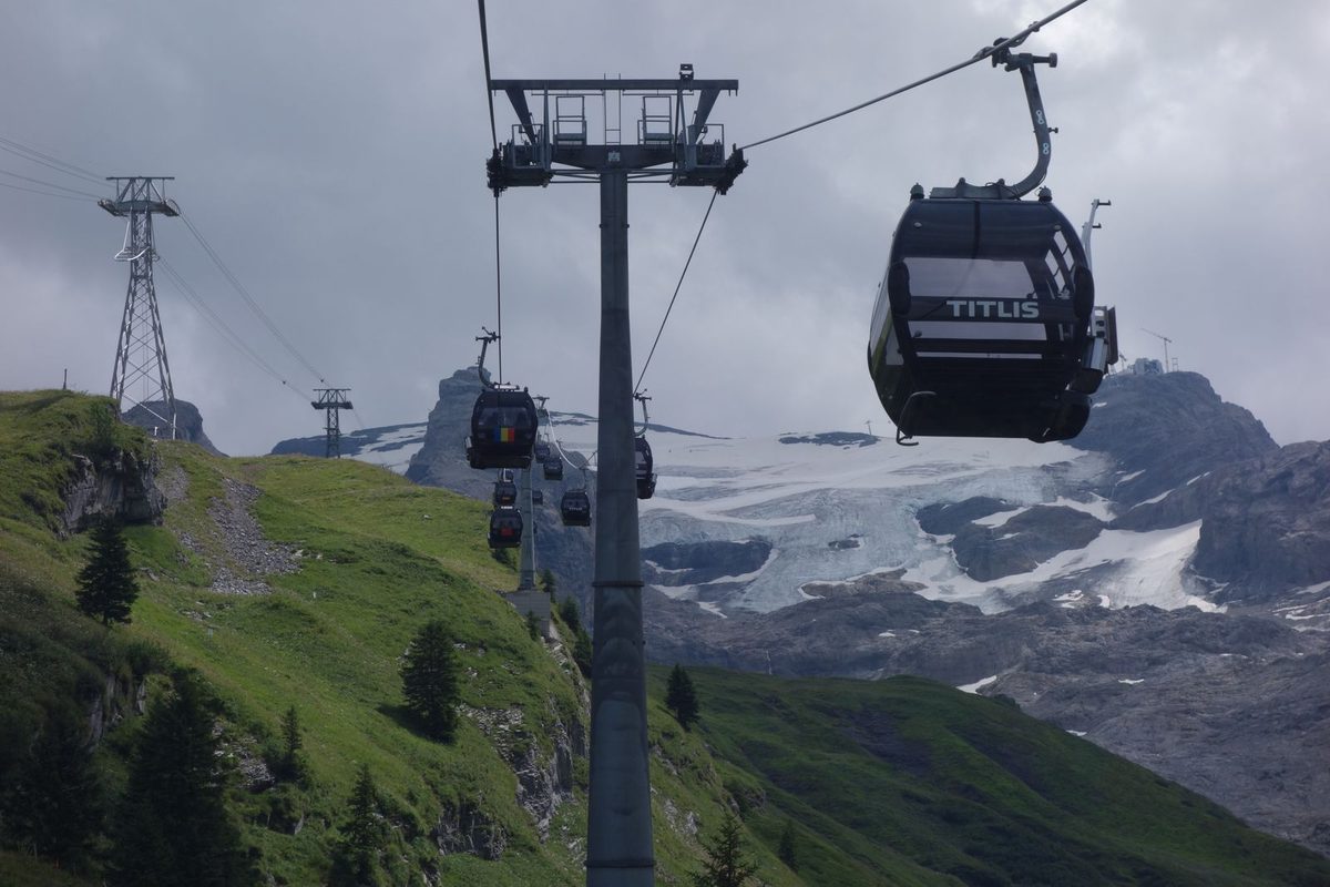 Gondeln der Titlis-Bahn über Engelberg vor dem Gletscher