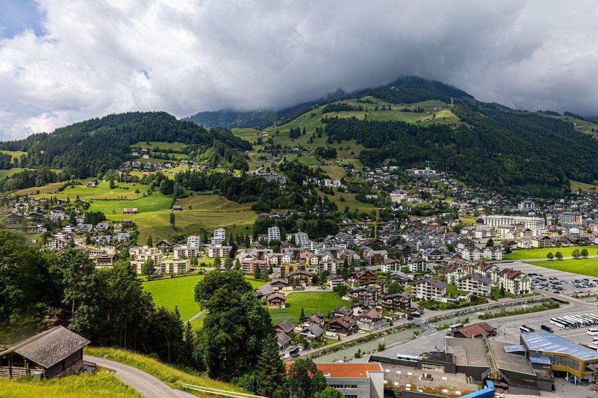 Engelberg im Sommer von oben, das Dorf im Talboden mit der Engelberger Aa