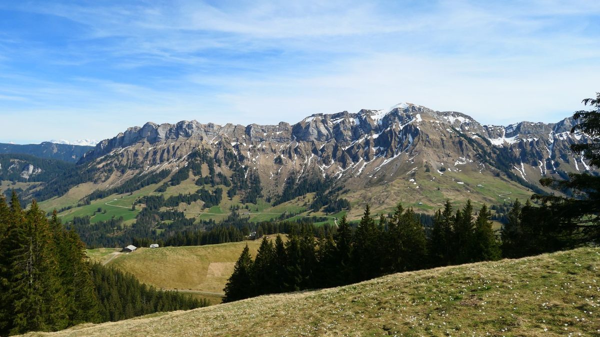 Alpine Landschaft im Entlebuch mit Kalkgrat und Alphütten
