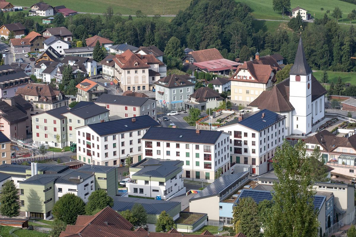 Das Dorf Entlebuch mit Pfarrkirche und Gasthof, dahinter die Hänge