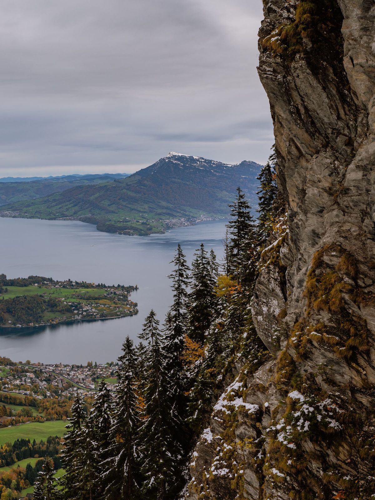 Blick vom Pilatushang hinunter auf Hergiswil und den Vierwaldstättersee, gegenüber der Bürgenstock
