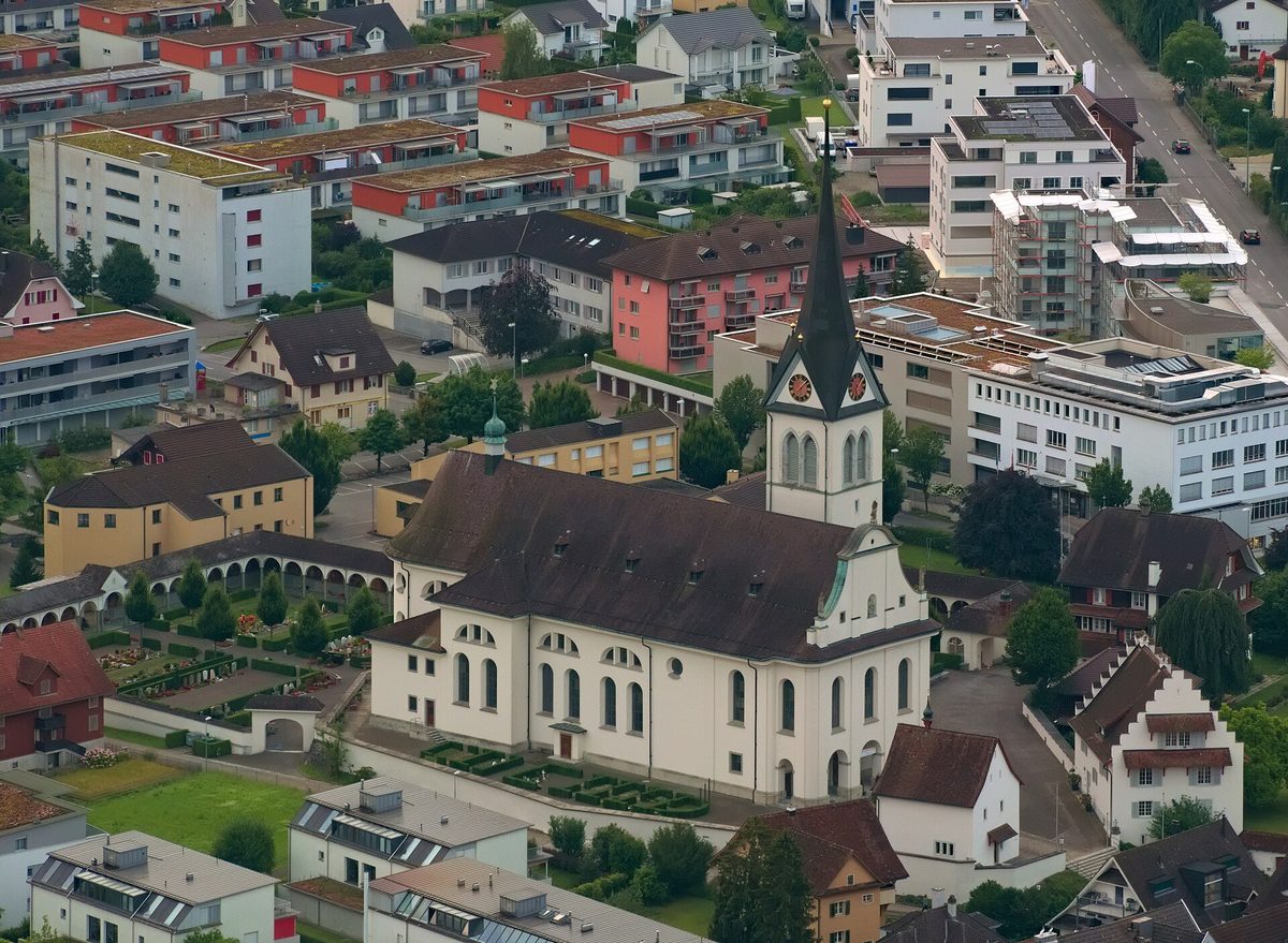 Die Pfarrkirche Hochdorf im Seetal aus der Luft