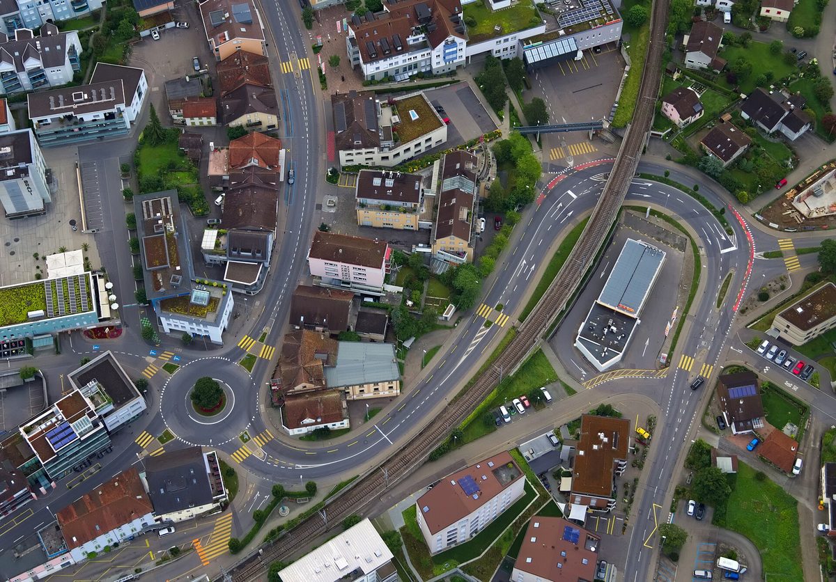 Das Zentrum von Hochdorf aus dem Ballon, mit Kreisel und Seetalbahn