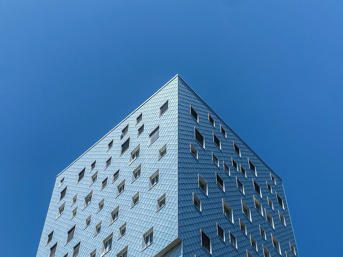 Wohnhochhaus im Mattenhof-Quartier von Horw vor blauem Himmel
