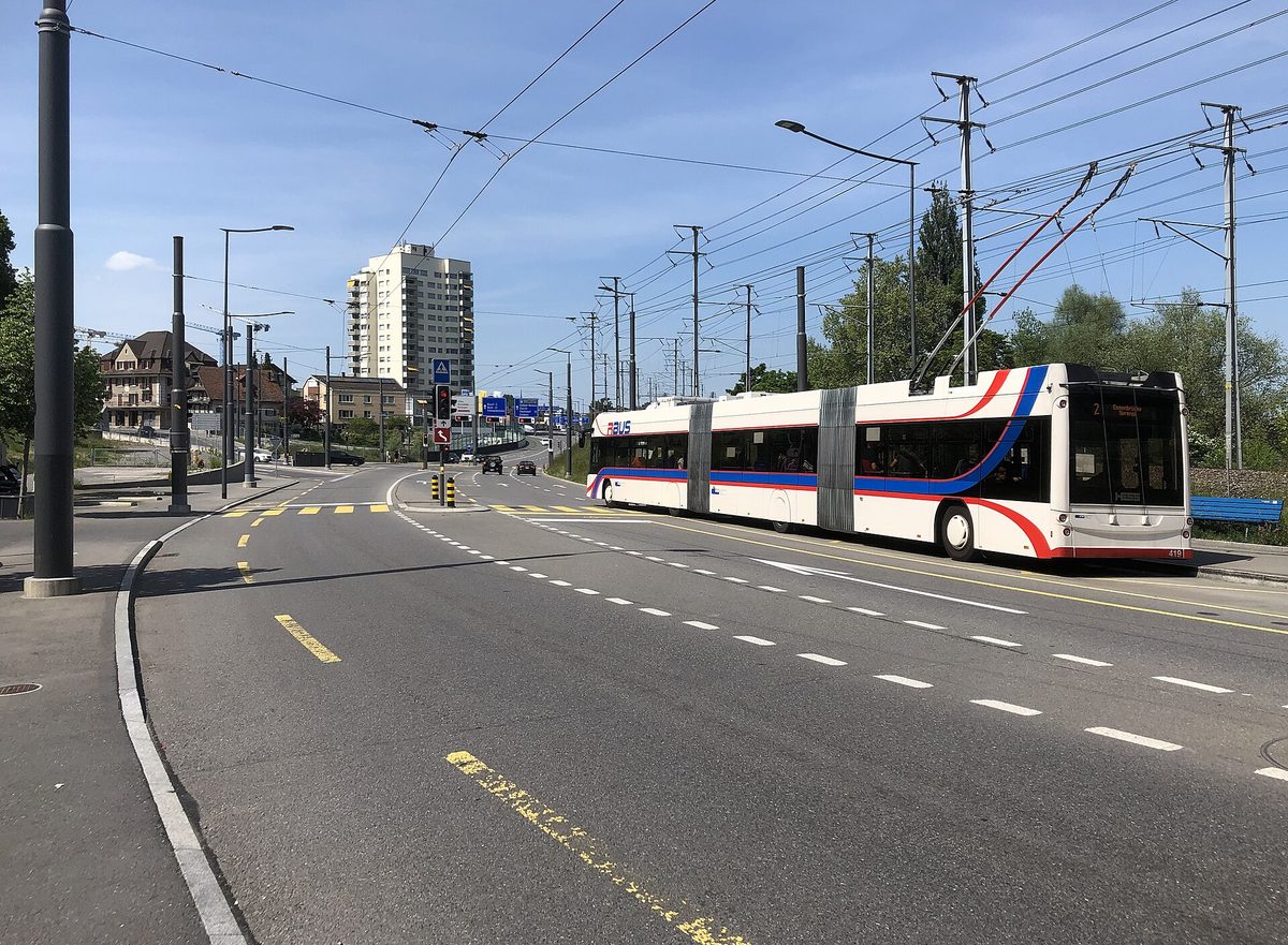 Die Hauptstrasse in Reussbühl, Littau, mit einem Bus der Linie 2