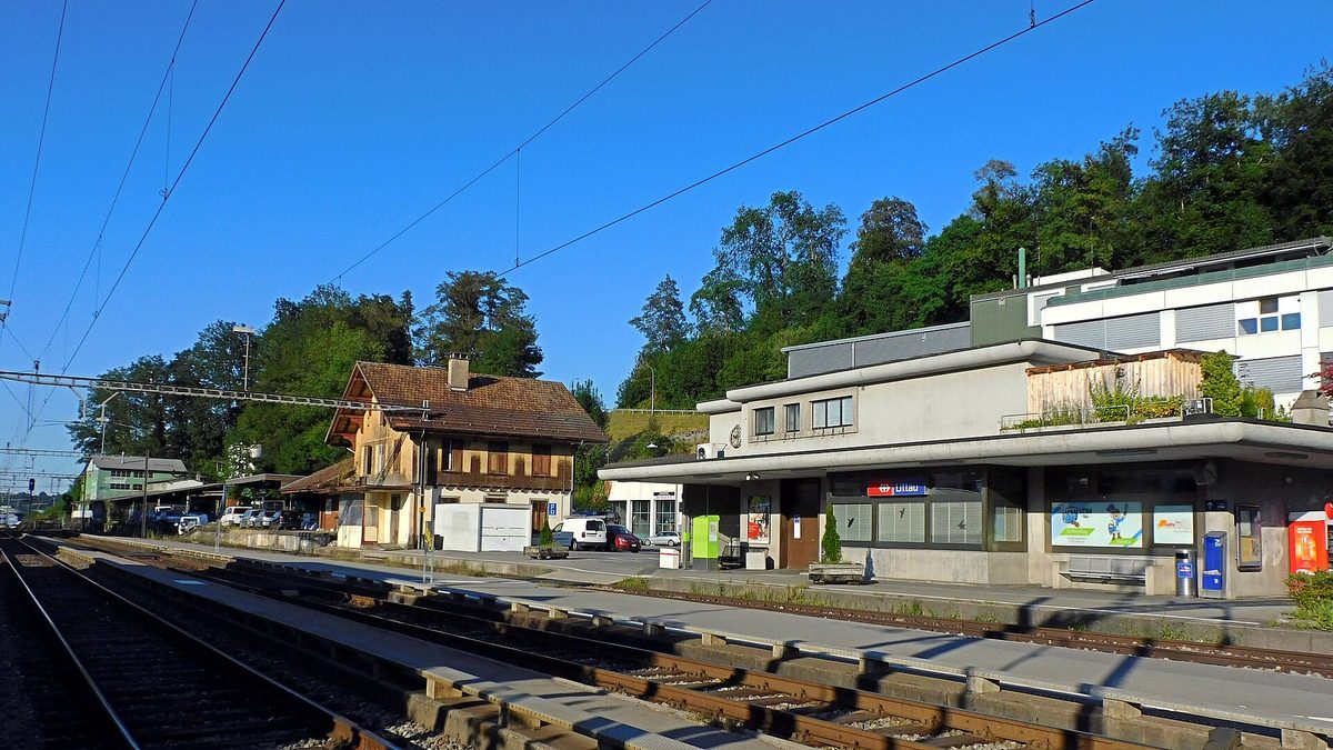 Der Bahnhof Littau mit altem und neuem Stationsgebäude