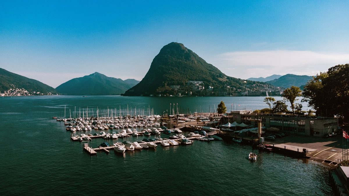 Der Bootshafen von Lugano vor dem Monte San Salvatore