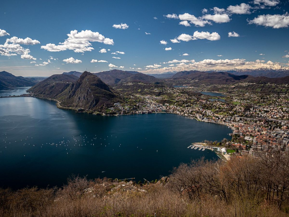 Blick vom Monte Brè über Lugano, den Luganersee und den Monte San Salvatore