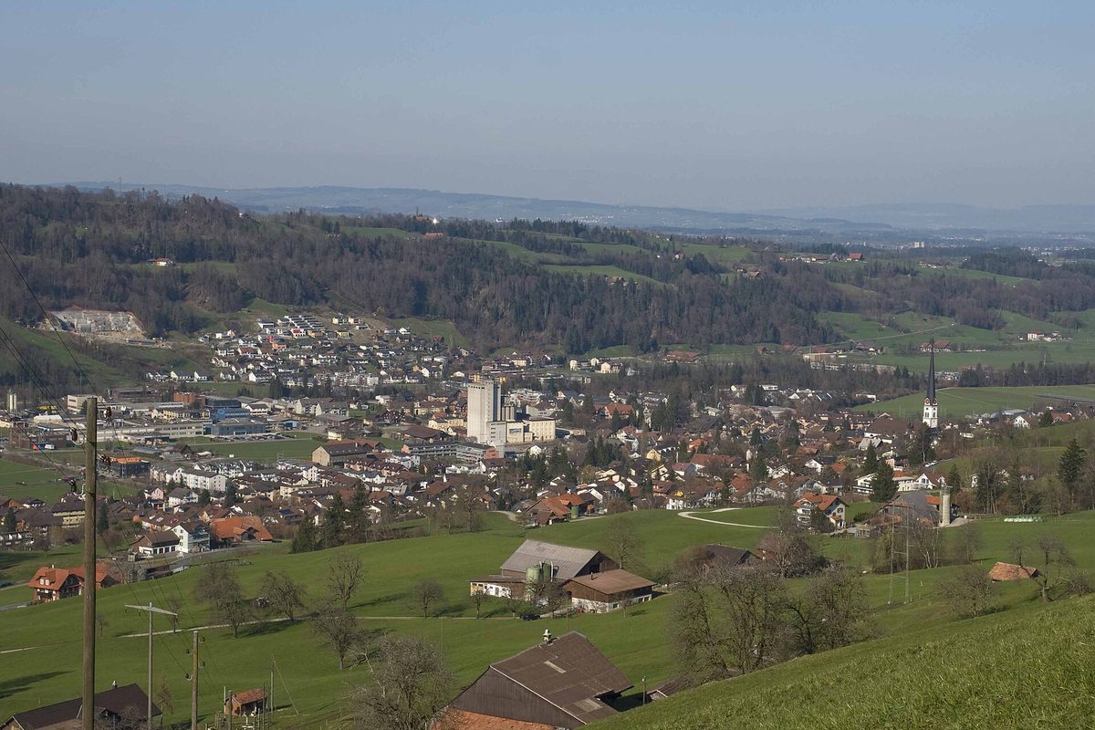 Malters von Schwarzenberg aus gesehen, mit dem Turm der Pfarrkirche St. Martin