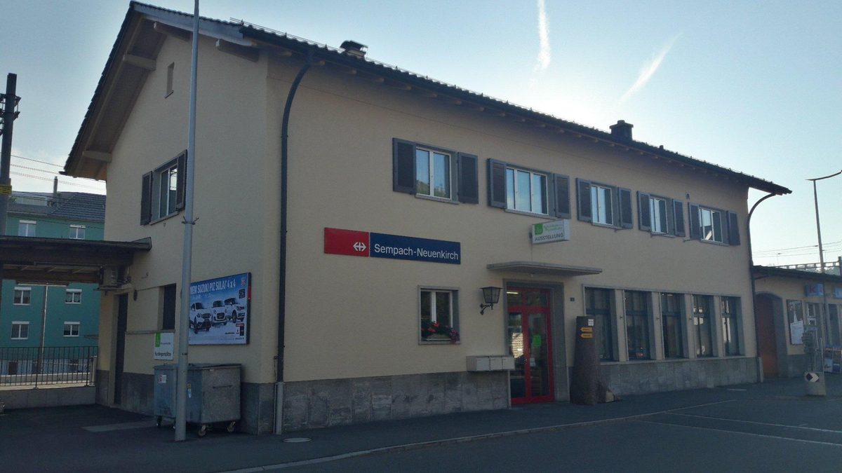 Das Stationsgebäude Sempach-Neuenkirch auf Neuenkircher Boden