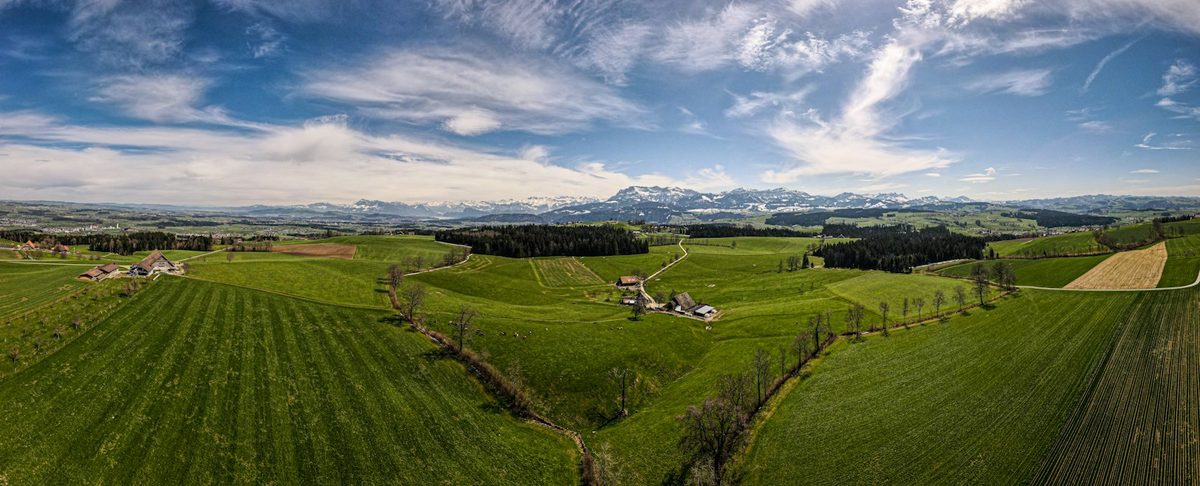 Panorama über das Bauernland bei Ruswil, am Horizont der Pilatus