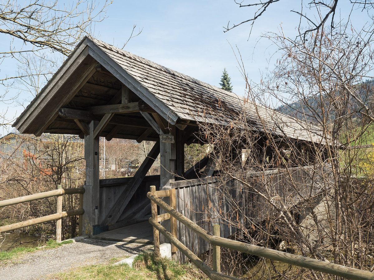 Der Eysteg, gedeckte Holzbrücke über die Waldemme in Schüpfheim