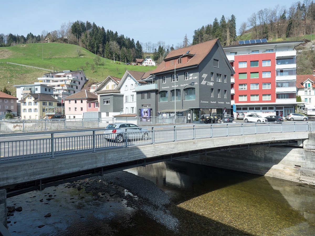 Die Marktbrücke über die Kleine Emme im Zentrum von Wolhusen