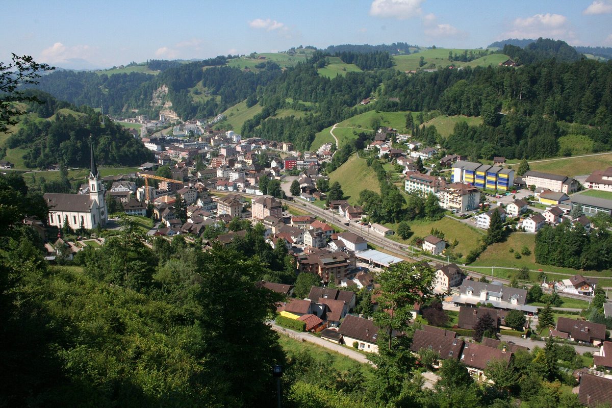 Blick von der Burg auf Wolhusen mit Kirche und Bahnlinie