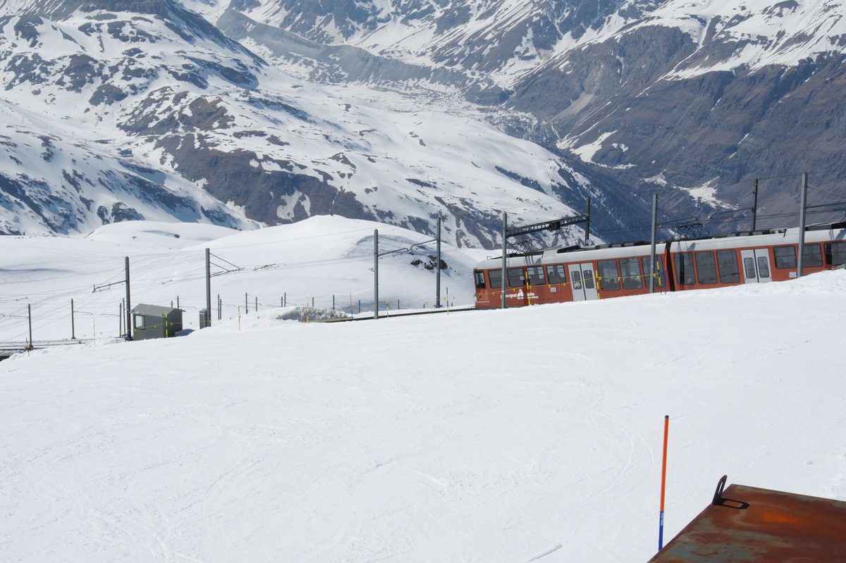 Die Gornergratbahn im Schnee oberhalb von Zermatt