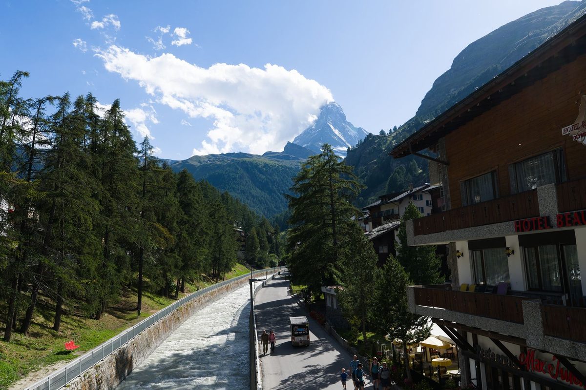 Das Matterhorn über Zermatt, gesehen entlang der Vispa im Dorf