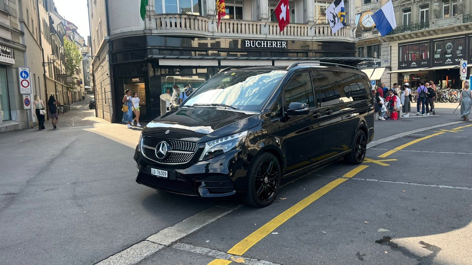 Schwarze Mercedes V-Klasse von Luzerner Taxi in der Luzerner Altstadt