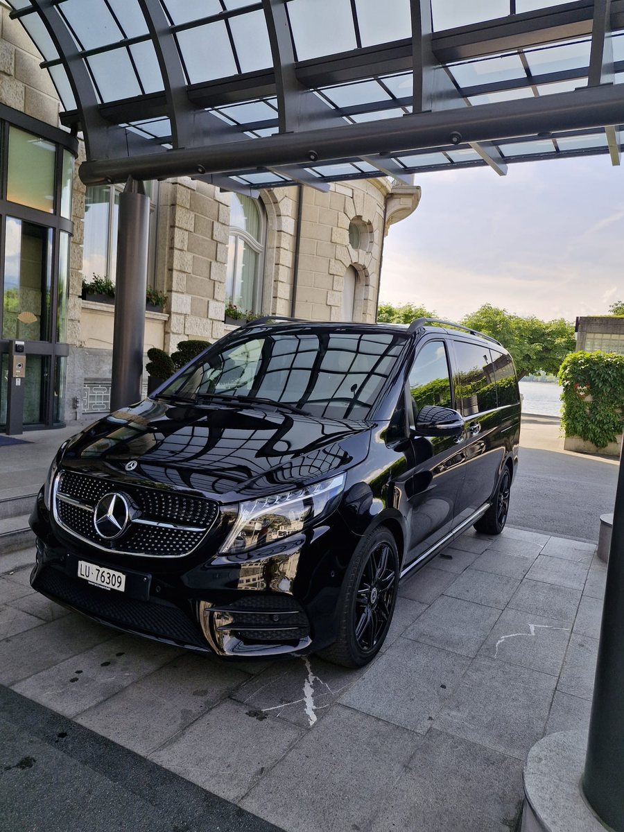 Schwarze Mercedes V-Klasse von Luzerner Taxi unter dem Vordach eines Hotels
