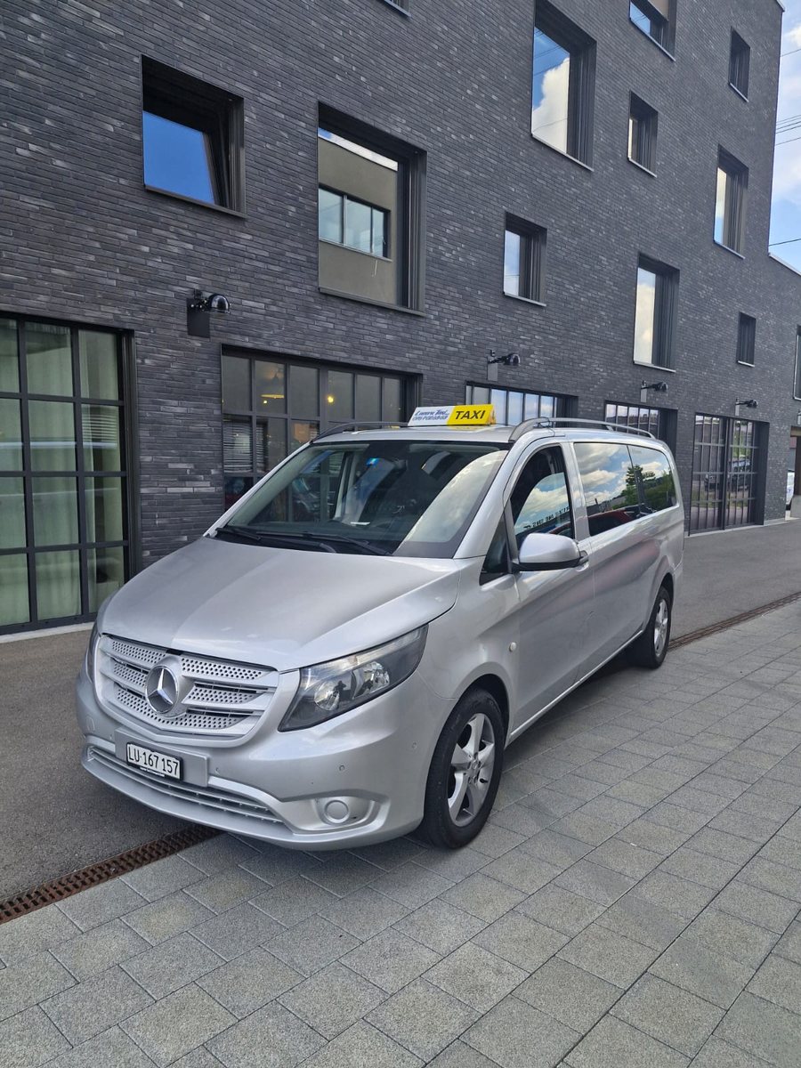 Silberner Mercedes-Kleinbus von Luzerner Taxi mit Taxischild