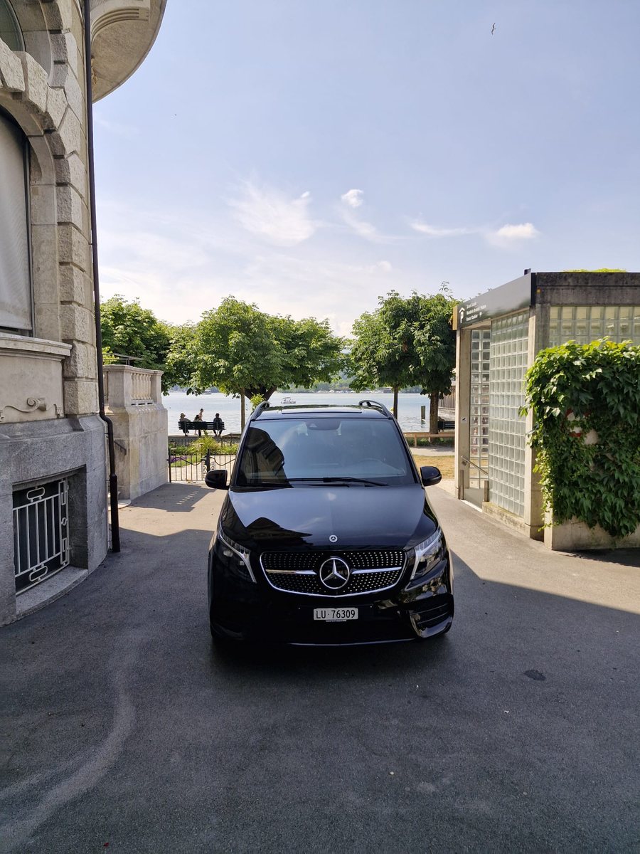 Schwarze Mercedes V-Klasse von Luzerner Taxi frontal in einer Hofeinfahrt, mit Platz für Mitreisende und Gepäck