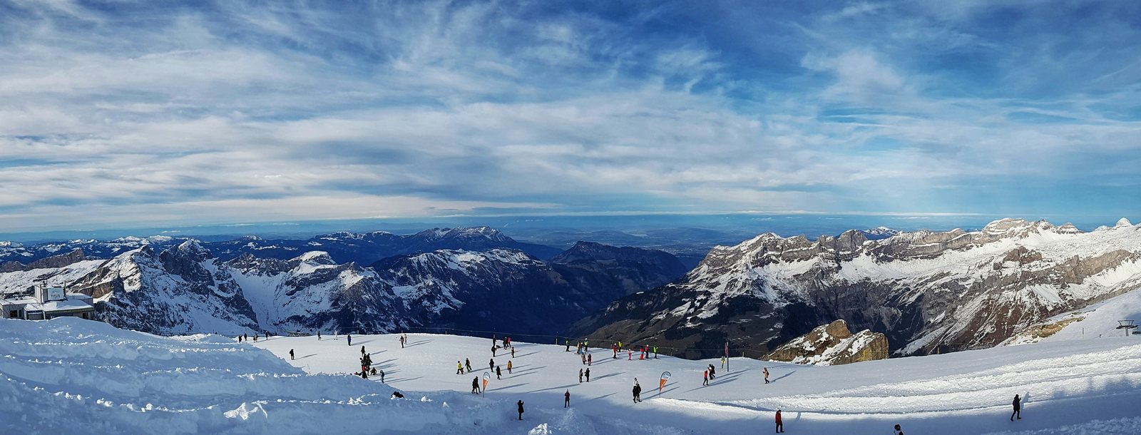 Skifahrer auf der Piste am Titlis an einem sonnigen Wintertag